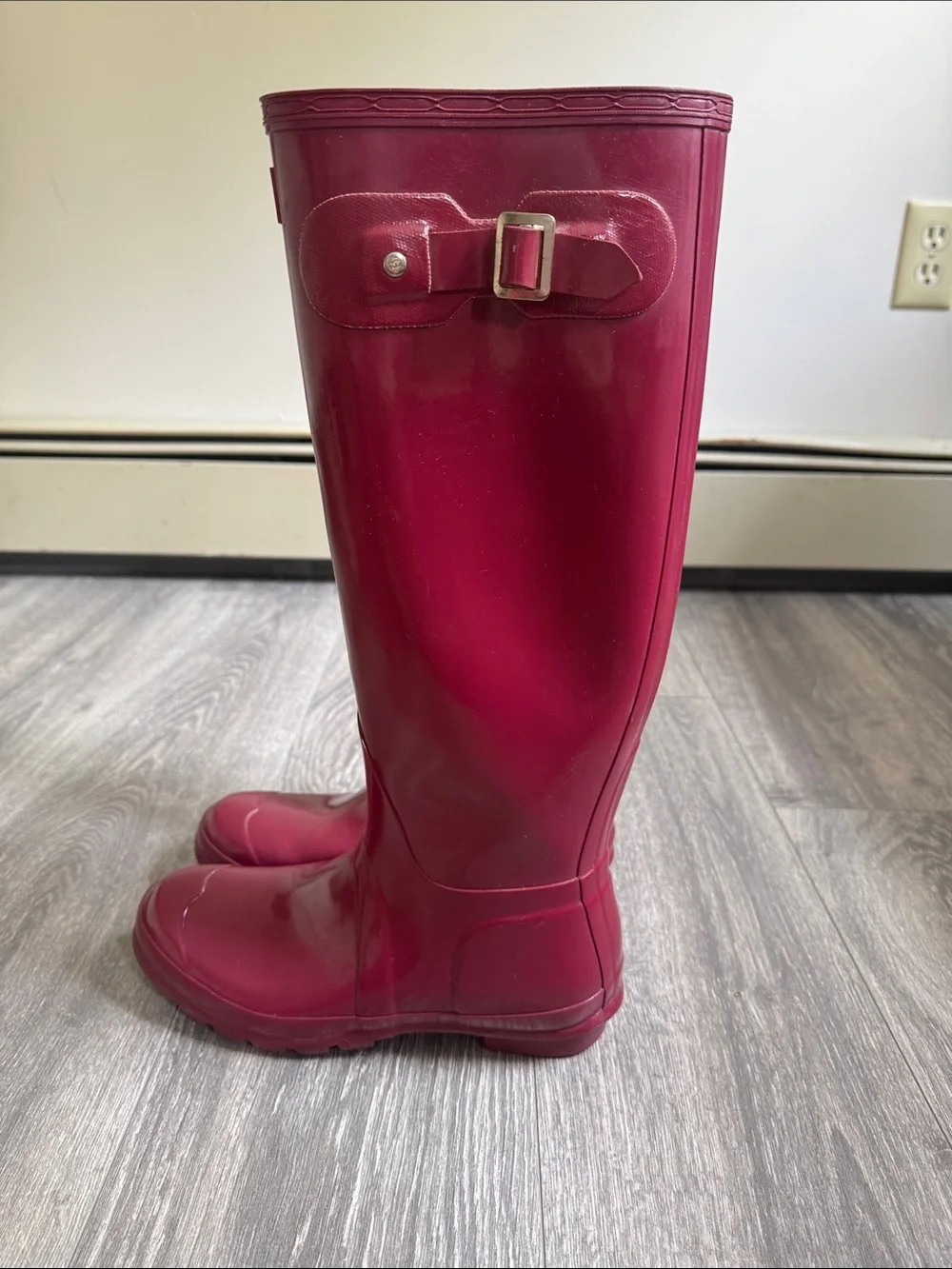 Hunter Women's Tall Gloss Rain Boots in Magenta